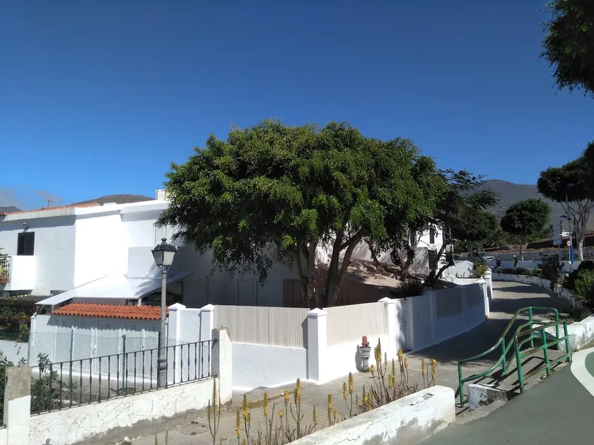 Family house and accessible between beach and mountains. - Image 1