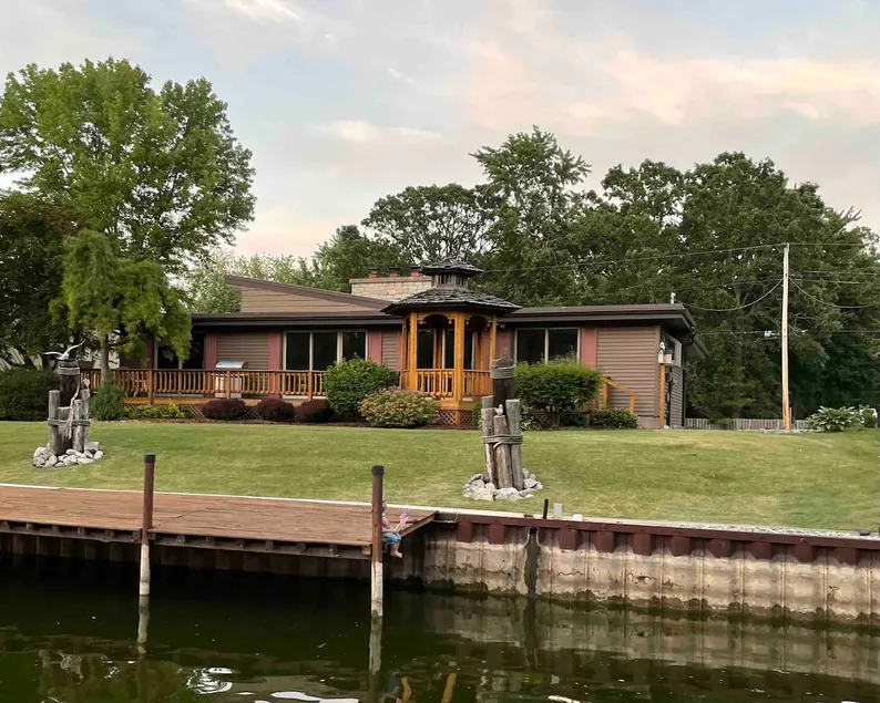 Relaxing Mid-Century Modern Home with Bay Access - Image 1