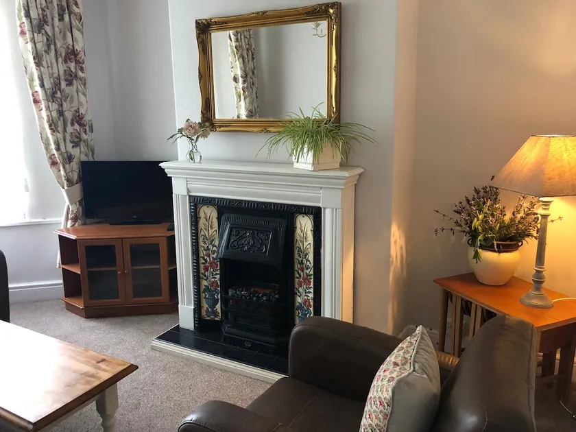 Davies Cottage, cosy, comfortable base - Image 1