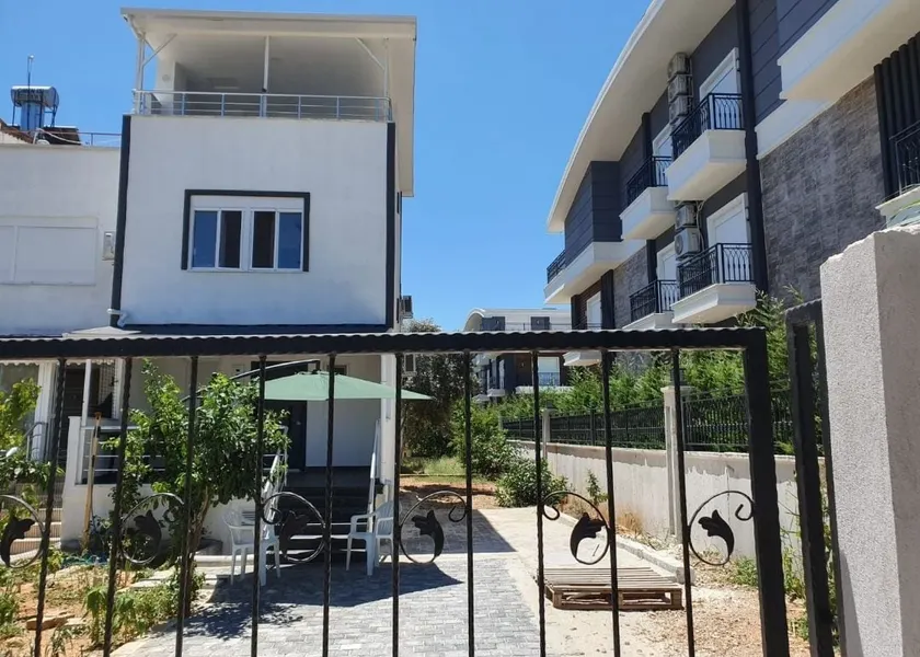 Max Triplex Getaway, Central Modern 135m2+ - Image 1
