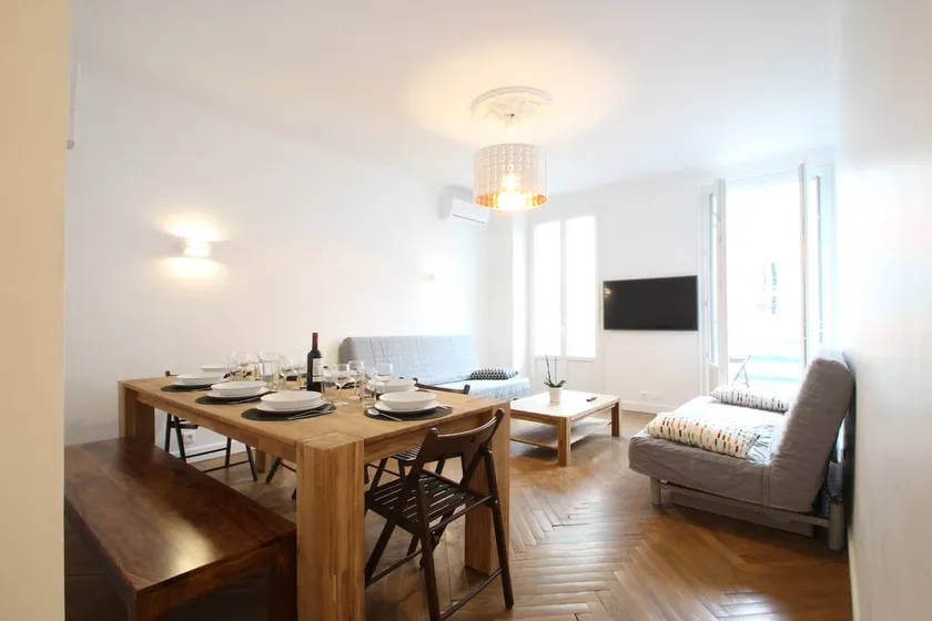 Spacious apartment in the center of Nice - Image 1