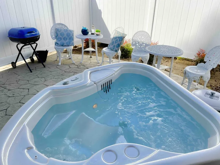 White Feather Suite Hot Tub Private Sleeps 2 - Image 1