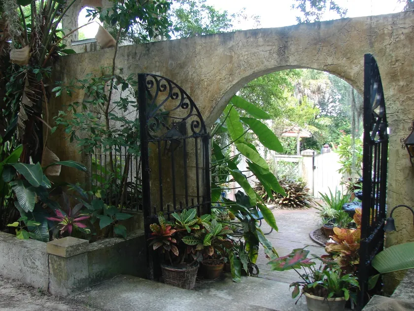 HISTORISCHE POOLSIDE RIVERFRONT CABANA MIT BOOTSDOCK - Image 1