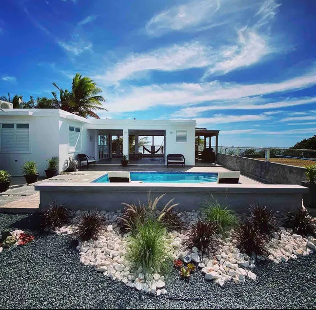 MikaLuka Beachhouse / Private Pool/ Beachfront - Image 1
