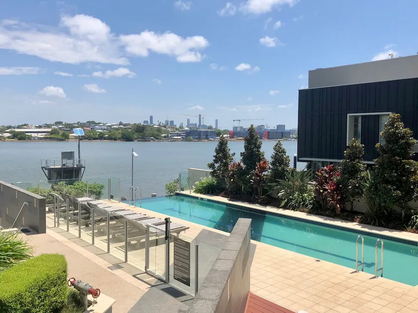 River side apartment with car park, pool and ferry - Image 1