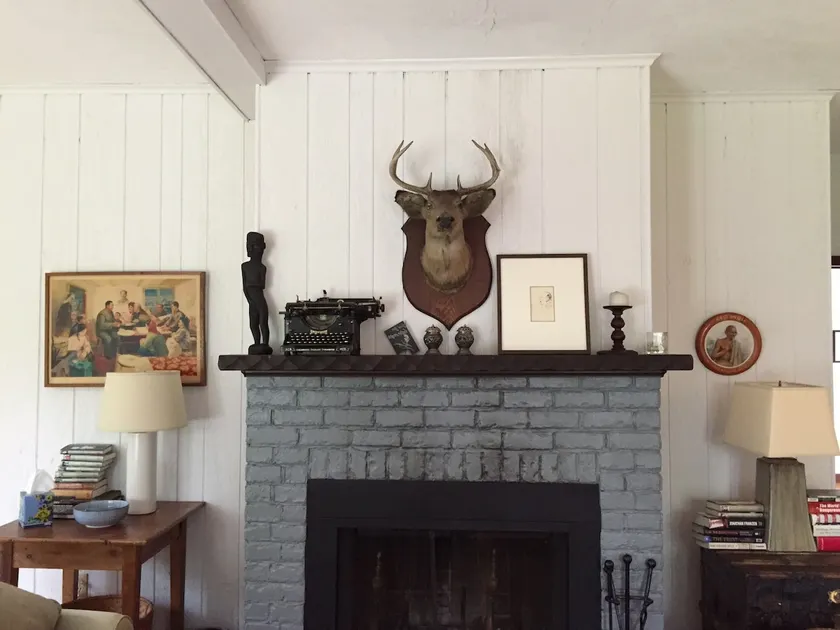 Charming Writer’s Cottage on 10 Acres of Land - Image 1