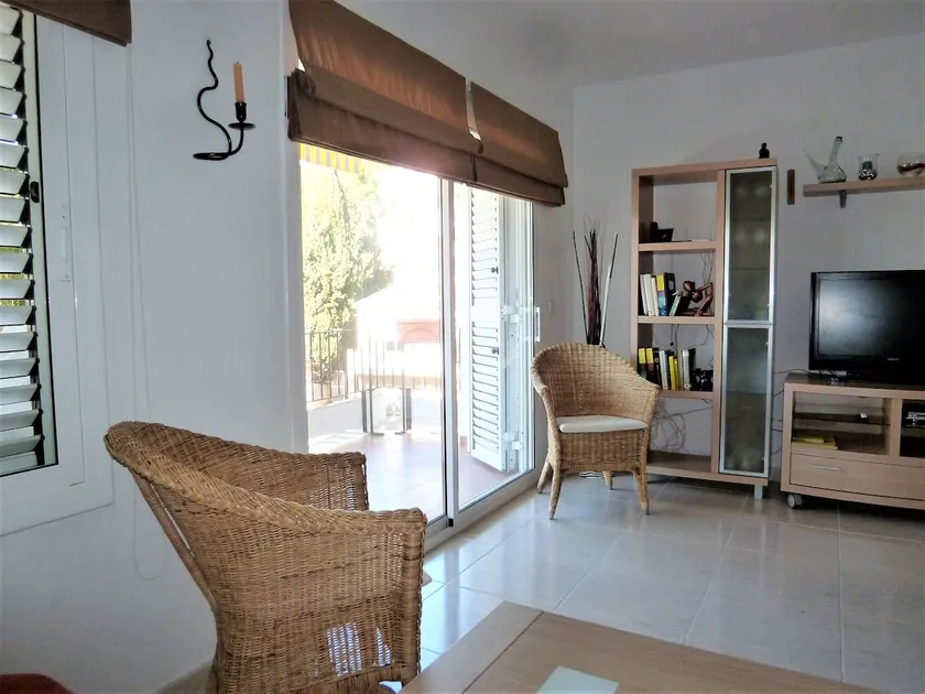 Centrally located apartment with free A/C + WIFI - Image 1