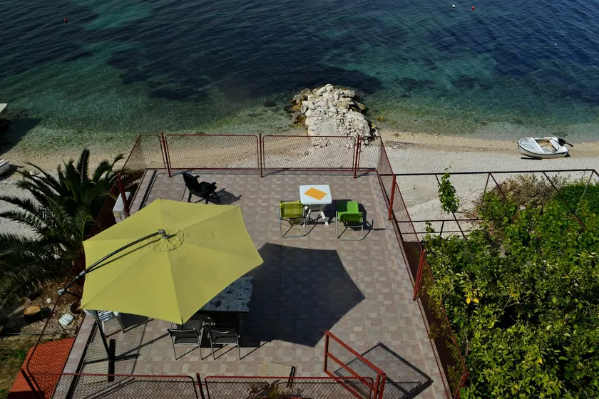Guest house on the beach - Image 1