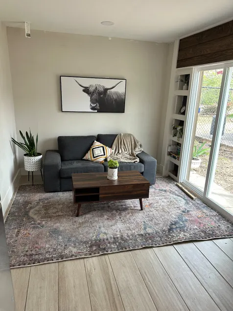 Rick’s Off the Bricks- Guest House w King Bed - Image 1
