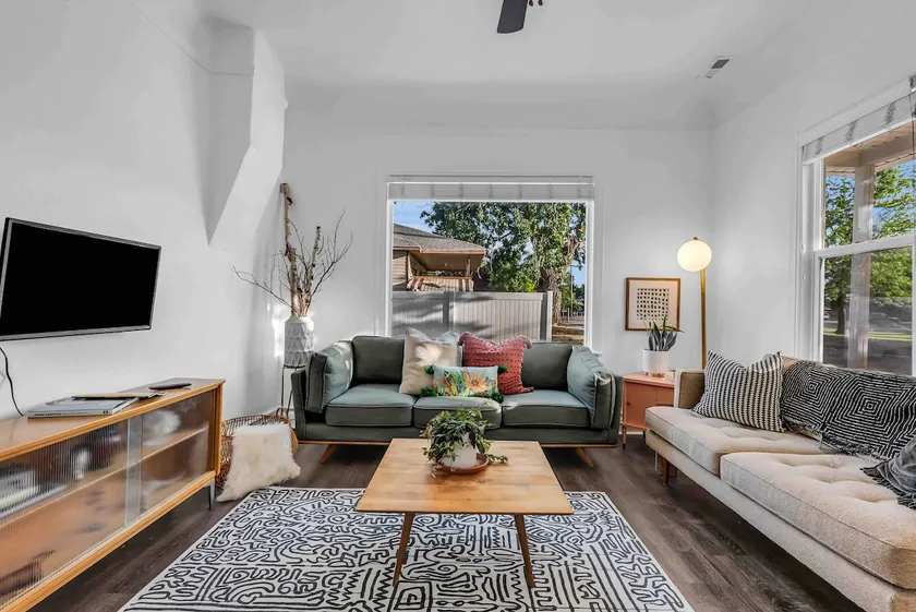 Renovated cottage off center st. - Image 1