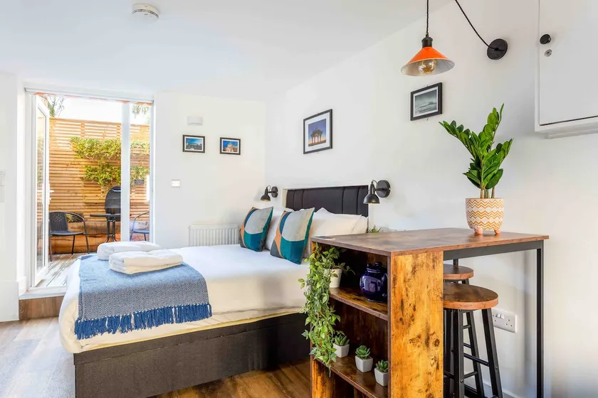 Luxurious Space with Garden - Image 1