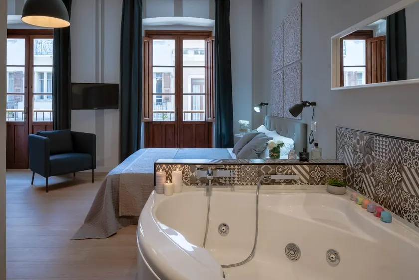 Luxury apartments with a hot tub - Image 1