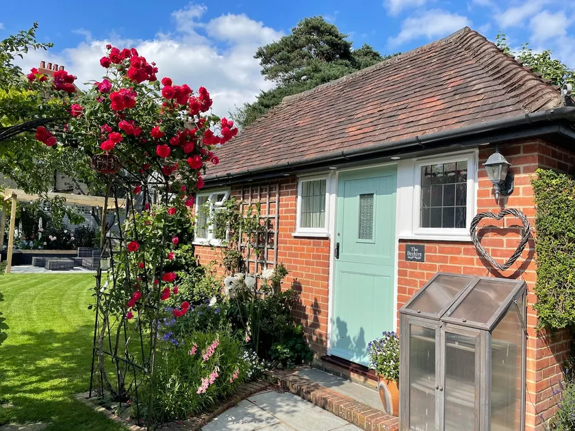 The Beehive- Beautiful garden room + breakfast - Image 1