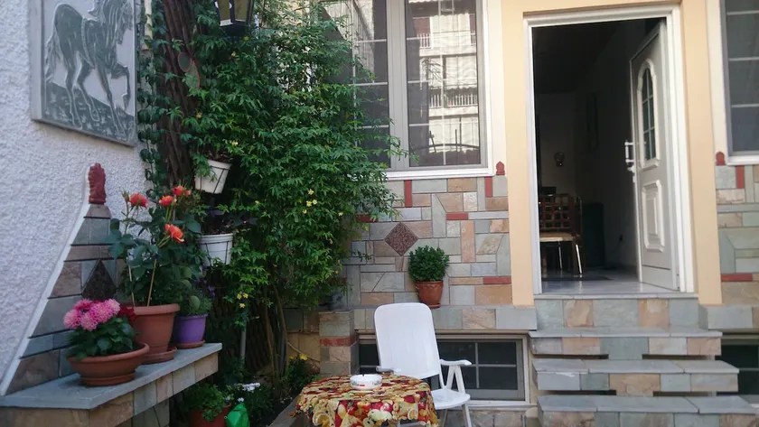 VILLA \"NEFELI\" - NEXT TO THE PORT OF PIRAEUS - Image 1