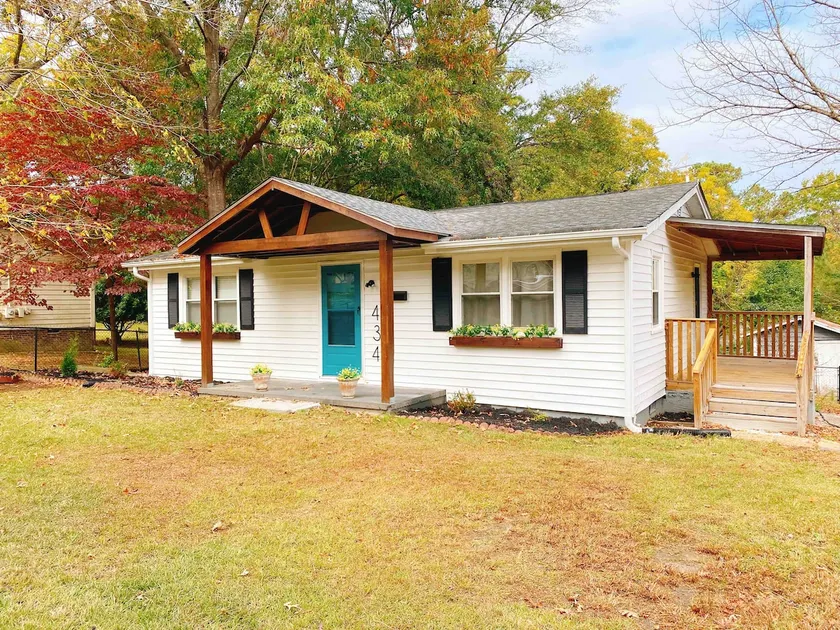 Fenced home close to Downtown Fuquay! Pet friendly - Image 1