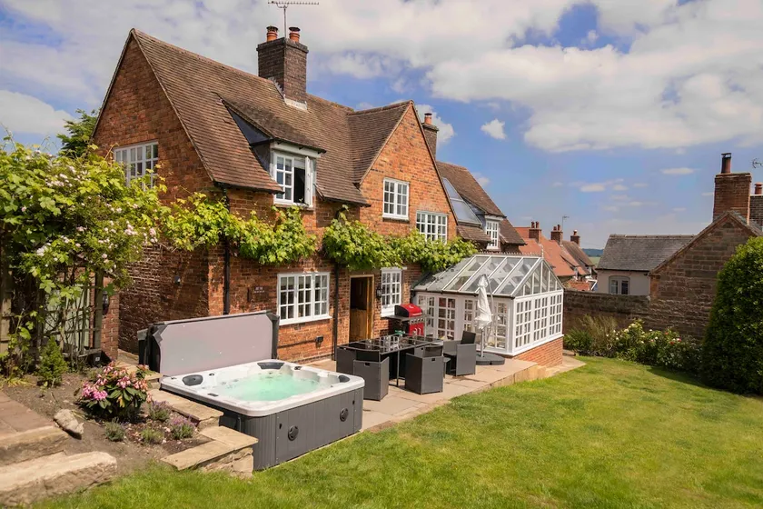Country cottage, with hot tub and beautiful views - Image 1