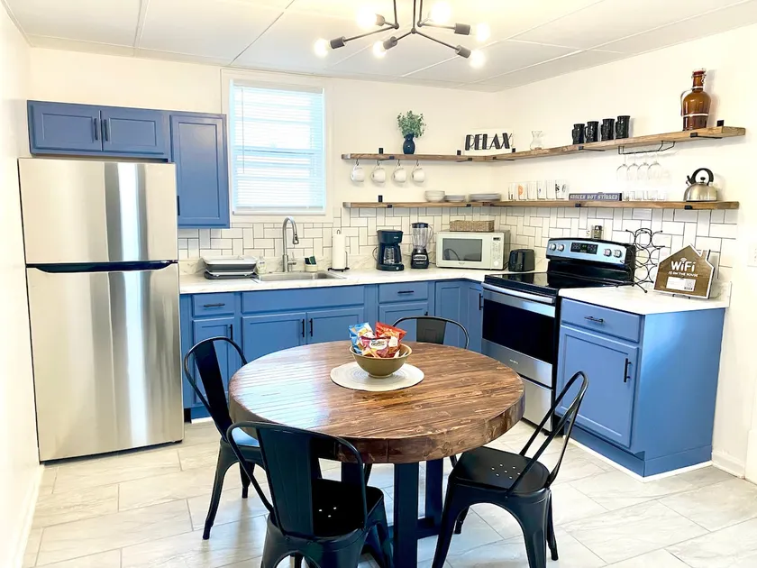 2BR Modern Bottom Unit Downtown Roanoke - Image 1
