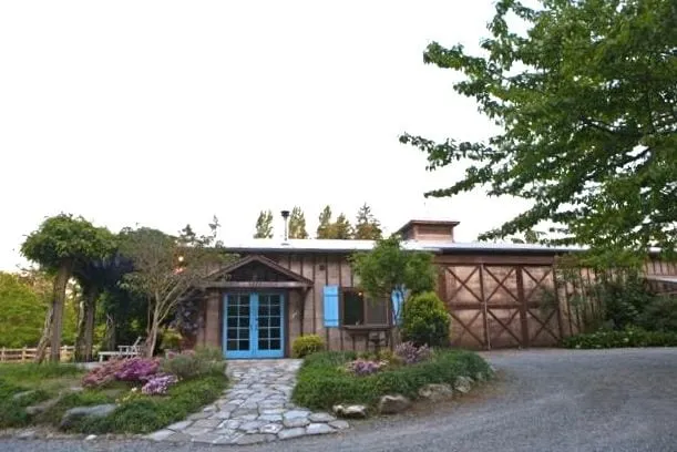 The Coach House@ Vashon Field and Pond - Image 1
