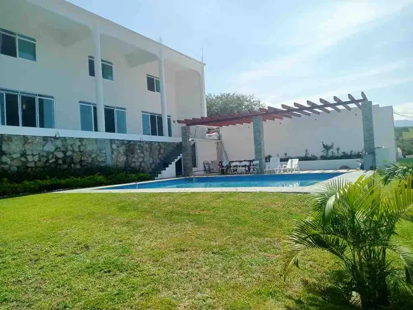 House with a beautiful view and a spectacular pool - Image 1