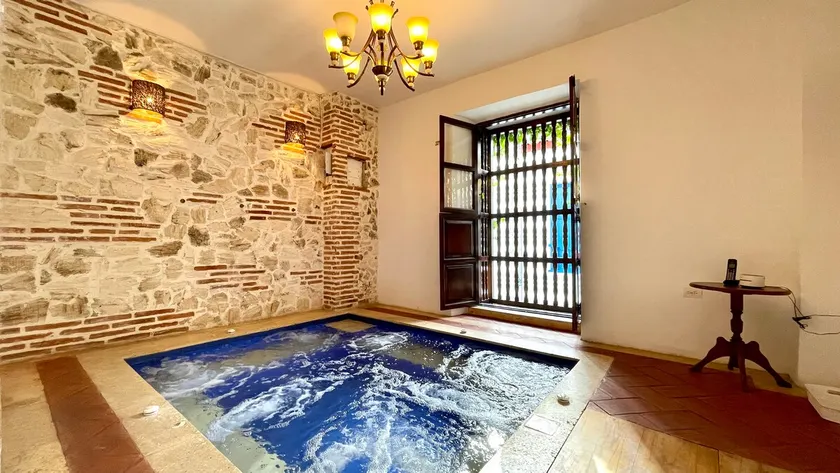Gorgeous 8 BR House w/ Pool in the Old City - Image 1
