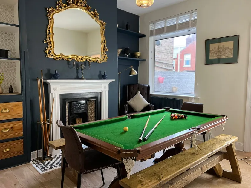 Cosy 4-Bed Home Near Centre & Free Parking - Image 1