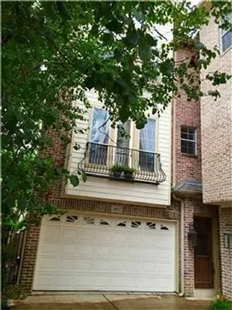 Elegant 3 Bedroom Town House Museum District - Image 1