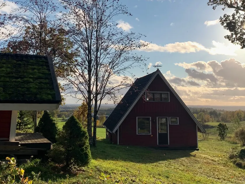 Cottage in the countryside with proximity to forest and city. - Image 1