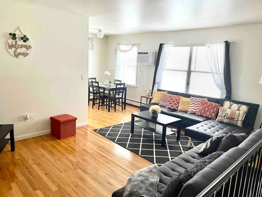 Clean, Spacious & Homey - parking, 2 TVs, laundry - Image 1