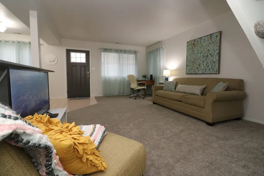 2 Bedroom Townhouse Near BP & Hospitals - Image 1