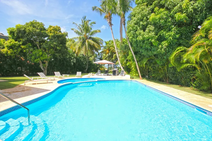 6 BR - FULL AC- CHEF & FULL STAFF- 3 GOLF CARTS - STEPS TO BEACH - Image 1