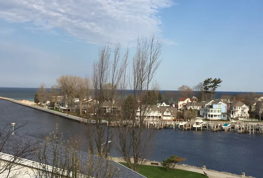 Downtown Home•River & Lake Views•6 Decks•Sleeps 16 - Image 1