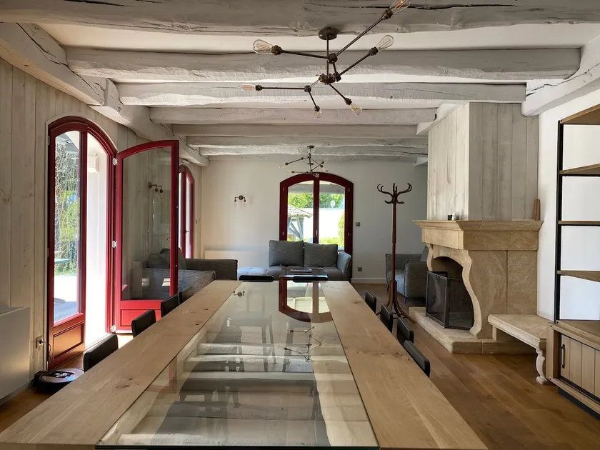 Design villa with swimming pool and tennis court in a hectare of fully enclosed grounds - Image 1