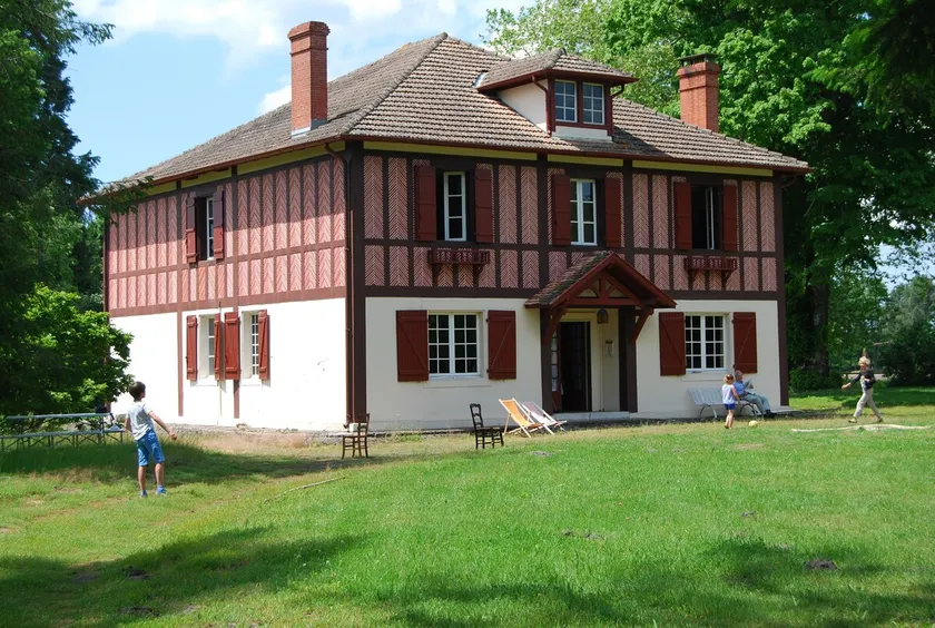 Smuk palæ i Anglo-Landais-stil. Over jorden pool 7x3m - Image 1
