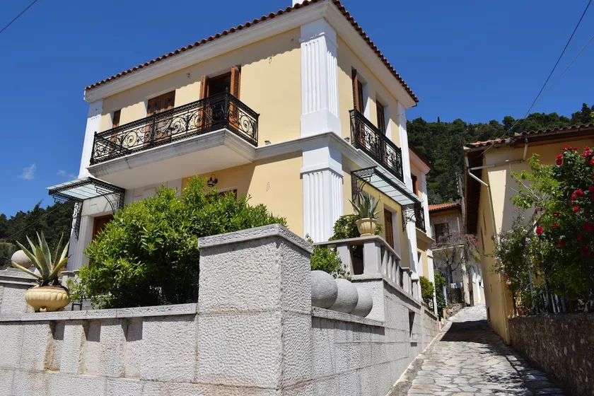 Delightful neoclassical in Nafpaktos - Image 1