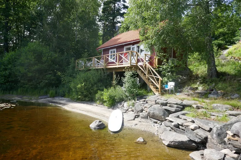 Vika Trollen - Idyllic red cottage by the beach - Image 1