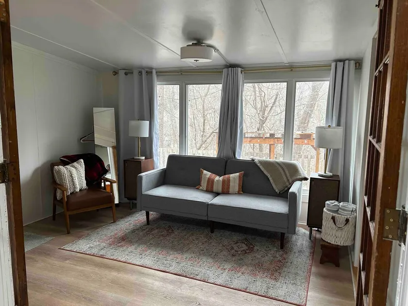Stylish creek view suite on Main Street - Image 1