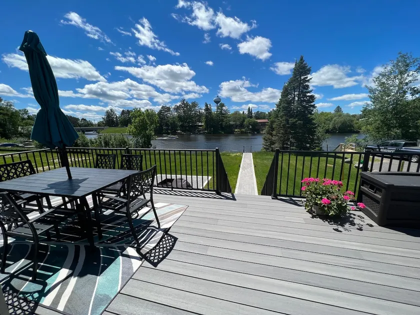 Lakefront, near downtown and trails! Dog-approved - Image 1