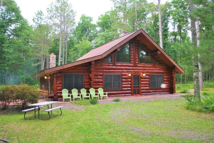 Handcrafted private cabin, w/ clear lake 200m away - Image 1
