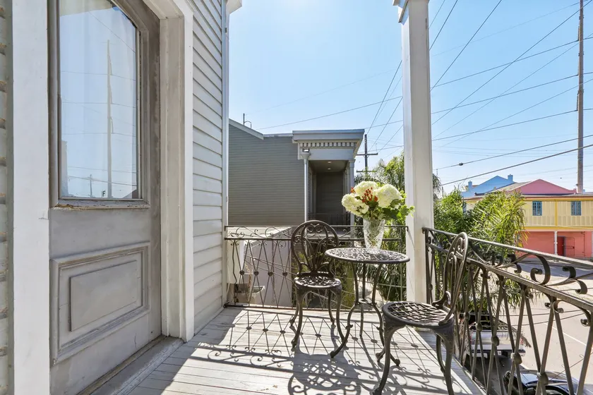 Fab Garden District Loft w/Balcony on Magazine St - Image 1