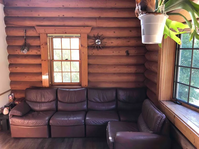 Spend a relaxing time in a log house away from the city. - Image 1
