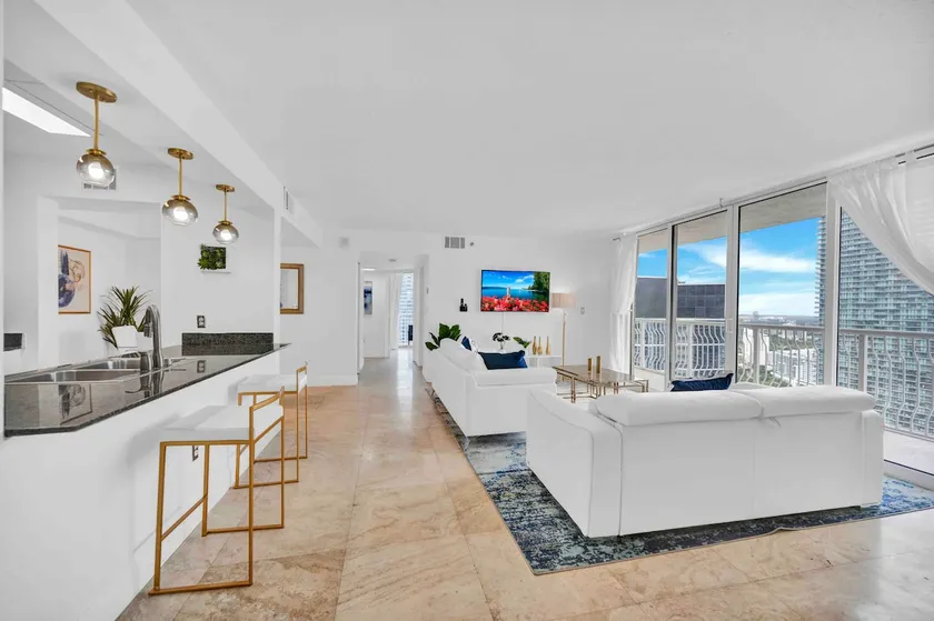 40th Floor Priceless Unit Central Location - Image 1