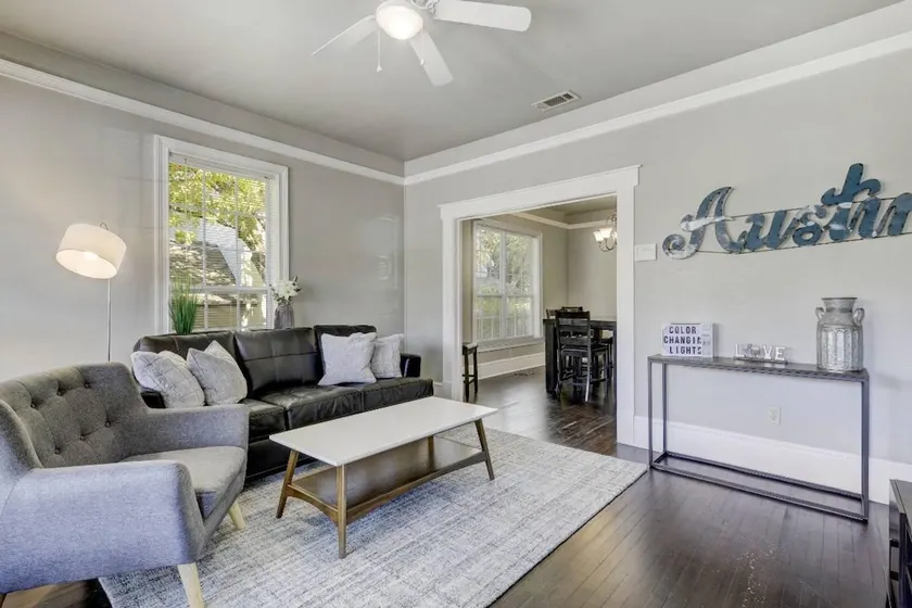 Adorable 3BR 1930s bungalow centrally located - Image 1