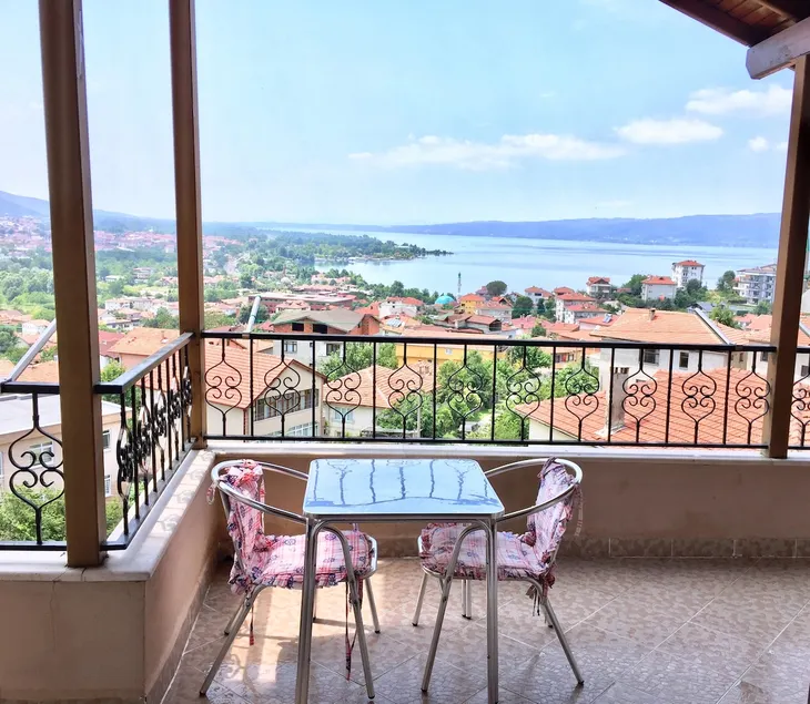 Private 6-bedroom villa overlooking the lake in Spanga - Image 1