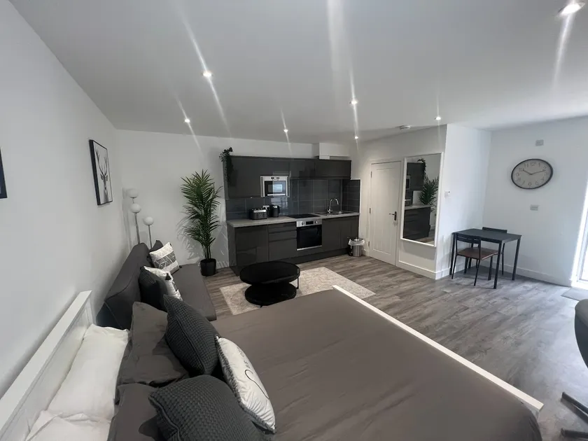 Abbotsbury 1 bed studio opposite UWE free parking - Image 1