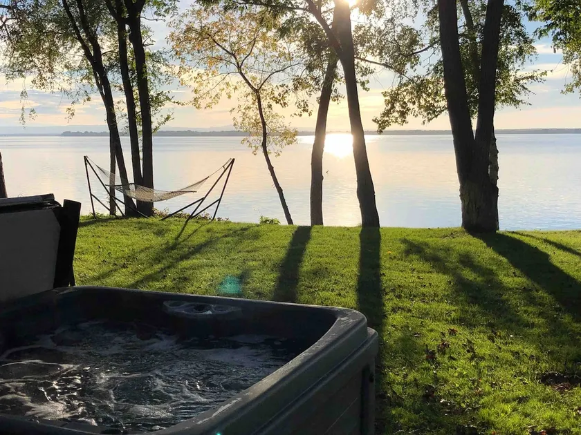 Lakeside Sunset Cottage & Hot tub - Image 1