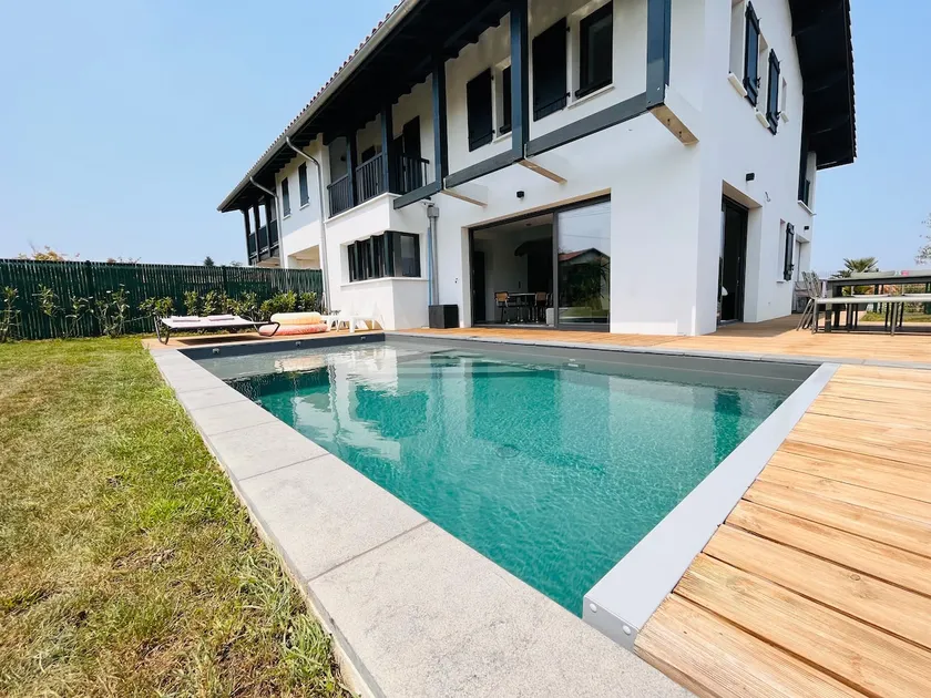 Family home with secure heated pool - Image 1
