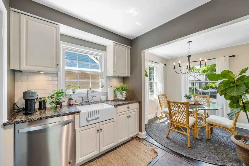 Elegant bungalow: Steps from Beaumont, Full luxury - Image 1