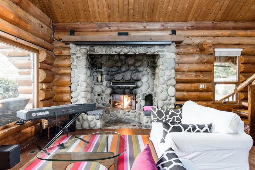 Beachfront Loghouse - Image 1