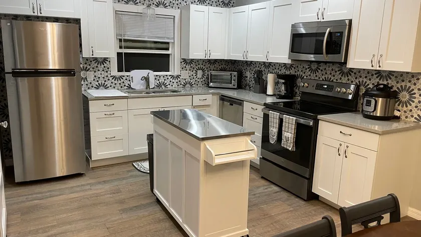 All New Deland Den 4BR, pool, blocks fr Stetson & Downtown - Image 1