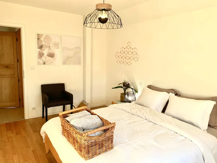 2 rooms 60 m ² • Enclosed garden - Image 1